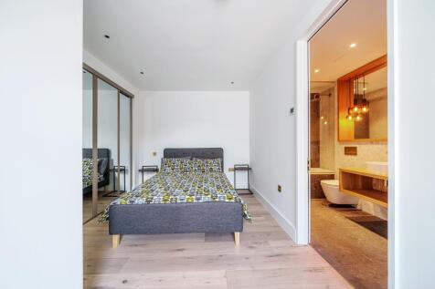 Bedroom with En-Suite Bathroom