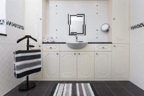 Bathroom  (2).jpg