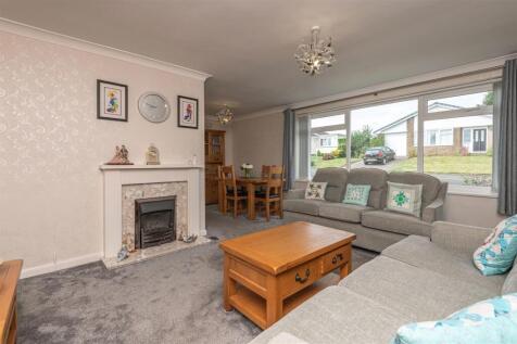 12 - 37 Lyndhurst Ave HD6 3RY.jpg