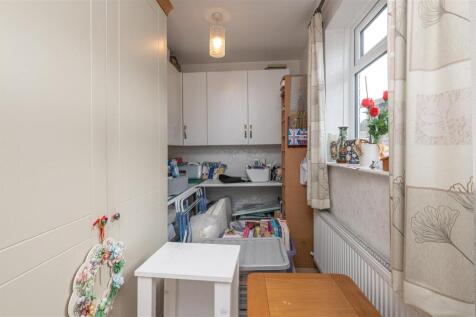 34 - 37 Lyndhurst Ave HD6 3RY.jpg