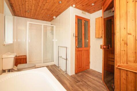Bathroom &amp; Sauna Room 