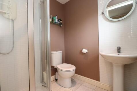 En-suite to bedroom 1 