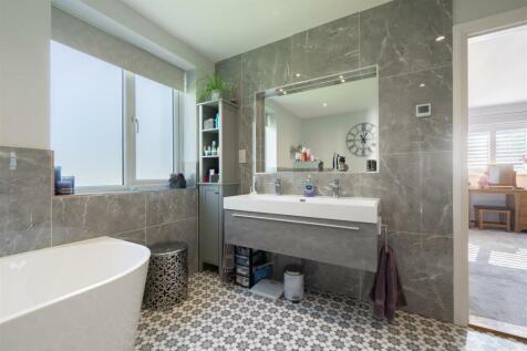 En Suite 1.jpg
