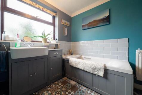 Bathroom 1.jpg