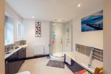 Annexe Bathroom .jpg