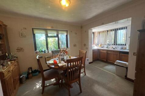 Kitchen/Dining Area
