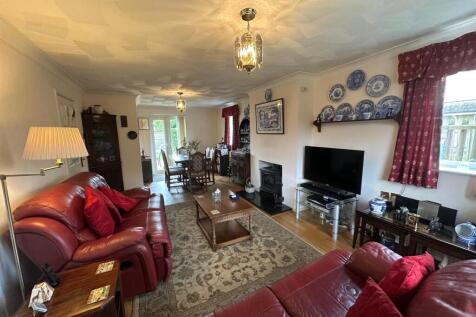 SITTING ROOM/DINER: 25&#39; x 11&#39;9&#34;