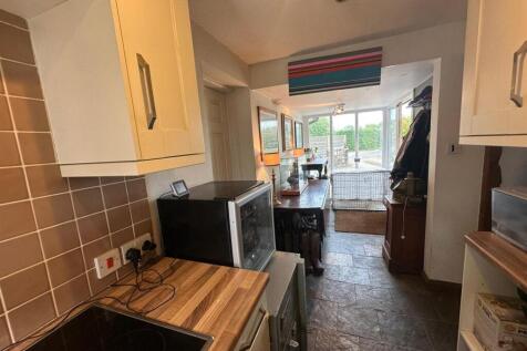 Entrance Hall/ Kitchen