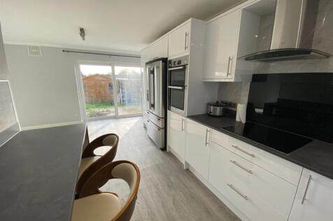 KITCHEN/DINER: