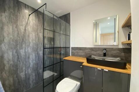 SHOWER ROOM: