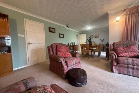 Sitting Room/ Dining Room