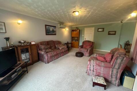 Sitting Room/ Dining Room