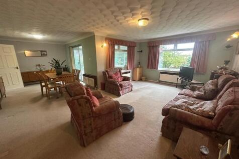 Sitting Room/ Dining Room