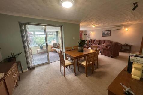 Sitting Room/ Dining Room