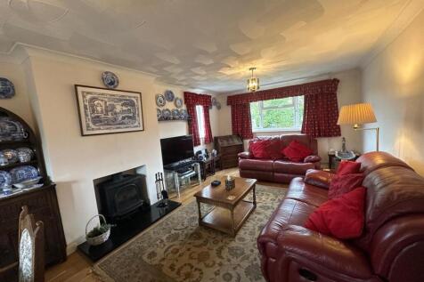 SITTING ROOM/DINER: 25' x 11'9"