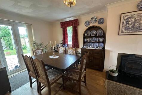 SITTING ROOM/DINER: 25' x 11'9"