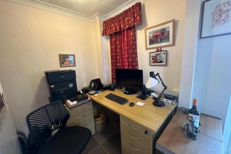 OFFICE AREA: 5'7 extending to 8'5" x 5'8"