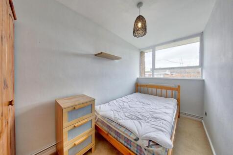 11_shoreham_close_bed3.jpg