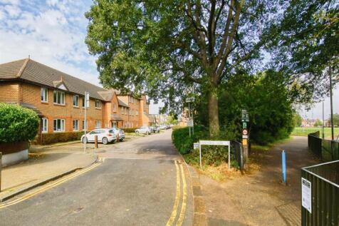1b_barnfield_close_image3_19649_4.jpg