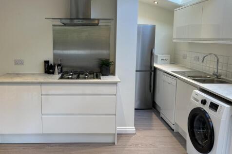 21a Comyn Road kit2.jpg