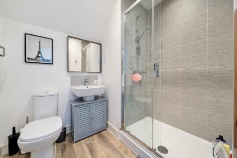 En Suite to Bedroom 1