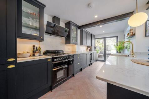 Kitchen angle 2