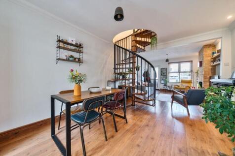 Dining room and lounge