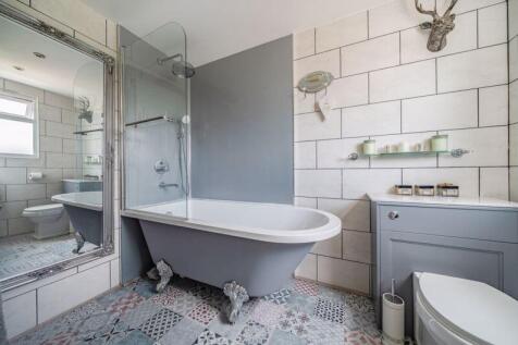 En suite bedroom 1