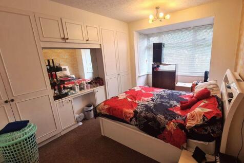 Bedroom 1 (angle 2)