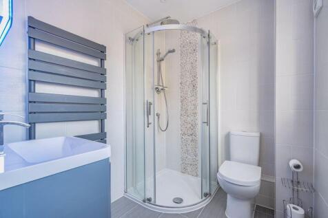 En suite for bedroom 1 angle 1