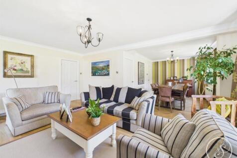 Lounge/Dining