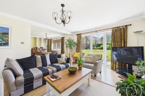 Lounge/Dining