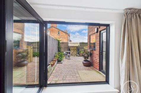 Lounge to Garden