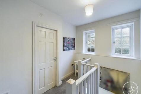 15 The Avenue landing.jpeg