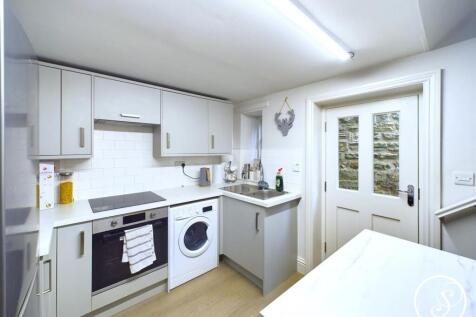 15 The Avenue kitchen 1.jpeg