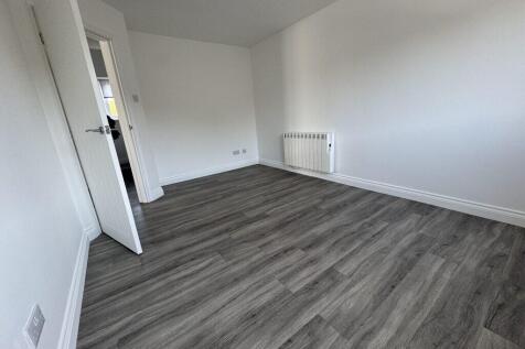 Bedroom 3/ Dining room