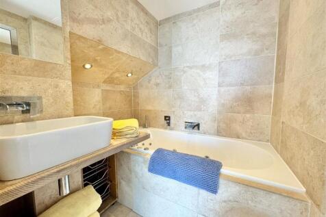 seaview apartment - ensuite.jpg