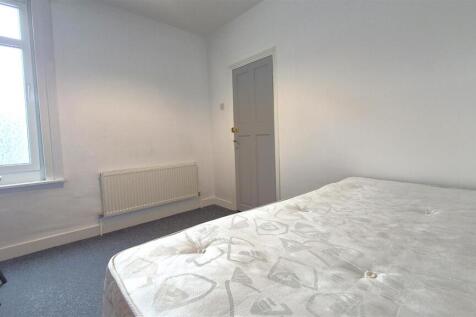 Upstairs Middle Bedroom