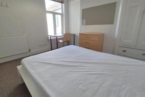 Upstairs Middle Bedroom