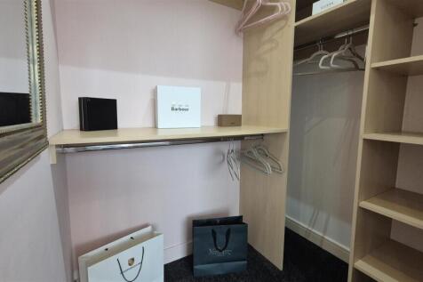 Master Walk In Wardrobe