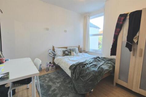 Upstairs Middle Bedroom