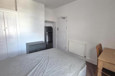 Upstairs Middle Bedroom