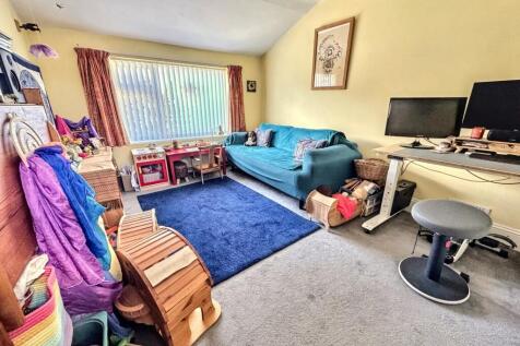 Lounge/Bedroom Five