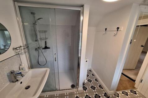 Bathroom 2.jpg