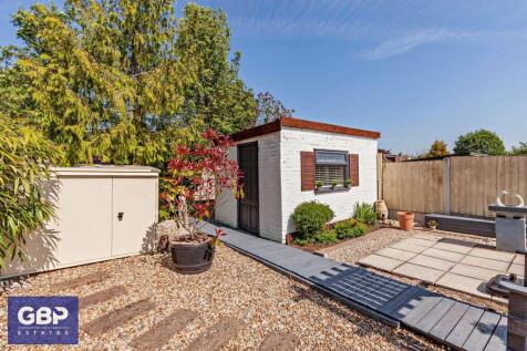 Outbuilding externally to rear garden