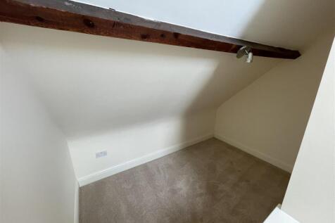 Dressing Room to Bedroom 1