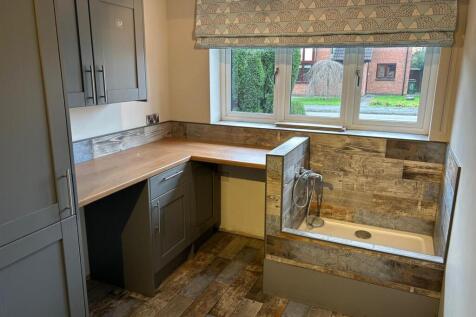 LARGE UTILITY/BOOT ROOM