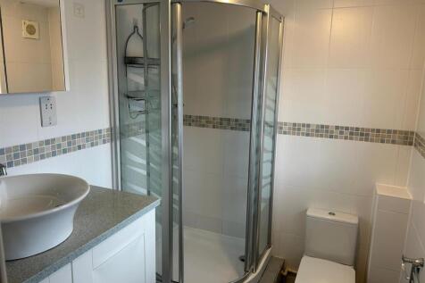EN-SUITE SHOWER ROOM