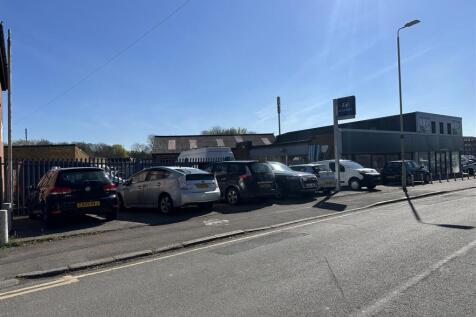 Showroom &amp; gate access to rear yard