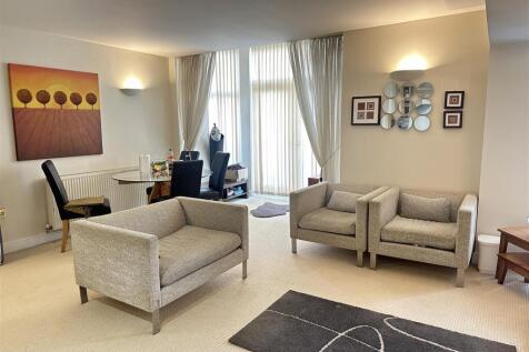 Open Lounge, Diner &amp; Kitchen